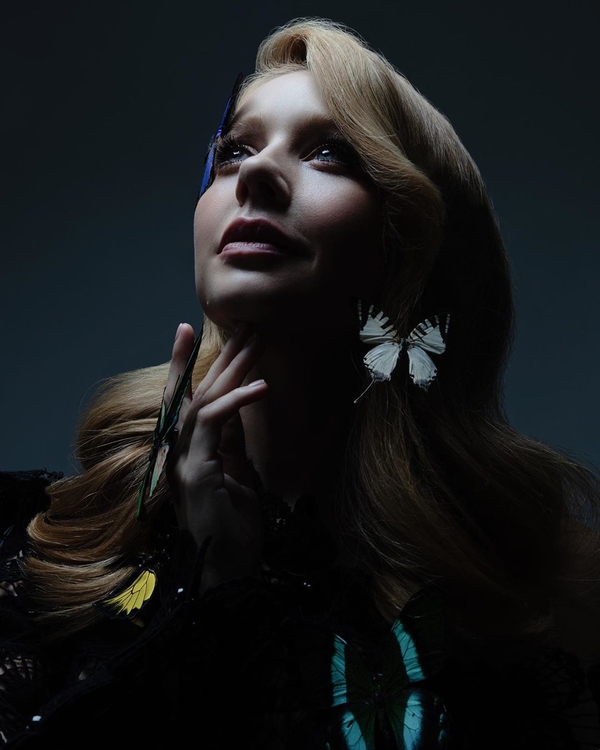 Тина Кароль снялась в эффектной фотосессии с бабочками