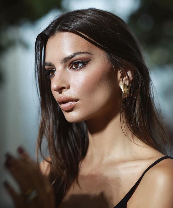 В откровенном белье: Ратаковски показала горячую фотосессию в стрингах