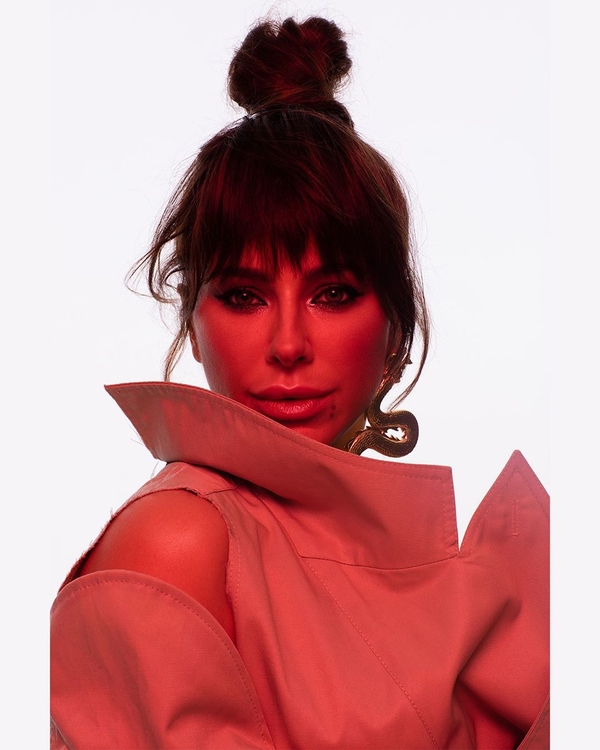 Какая стильная: Лорак поразила нарядом с голым животом