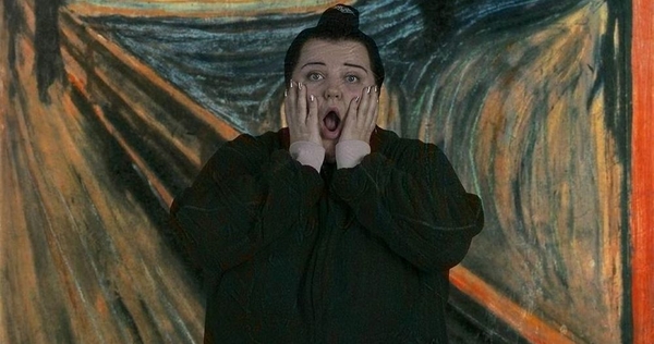 Alyona Alyona развеселила Сеть новым роликом в купальнике