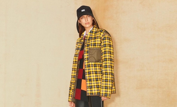 Откровенно и стильно: Ирина Шейк засветилась на презентации в прозрачном платье