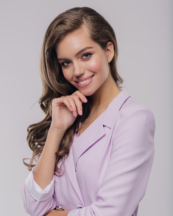 Стильная красотка: Жена Дмитрия Комарова блеснула на UFW