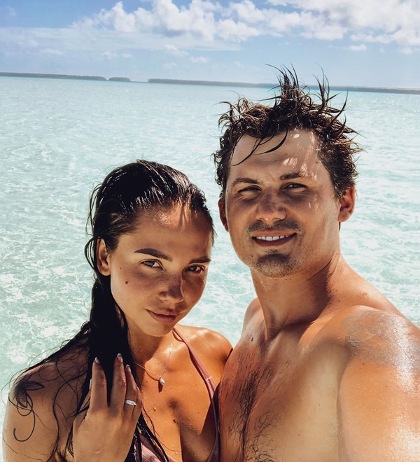 Люблю красный цвет: Супруга Жени Кота взорвала Сеть фотосессией в стрингах