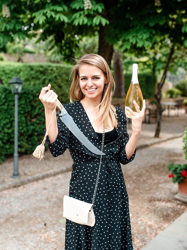 Ведущая "Ревизора" открывает бутылки саблей