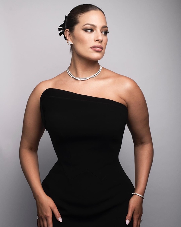 Модель рlus-size Эшли Грэм показала, как выглядит без макияжа