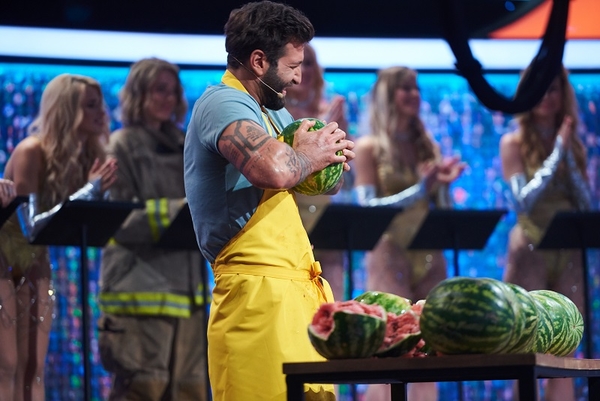 Даниэль Салем в арбузном соке соблазнял блондинок