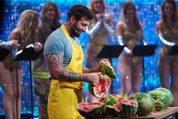 Даниэль Салем в арбузном соке соблазнял блондинок