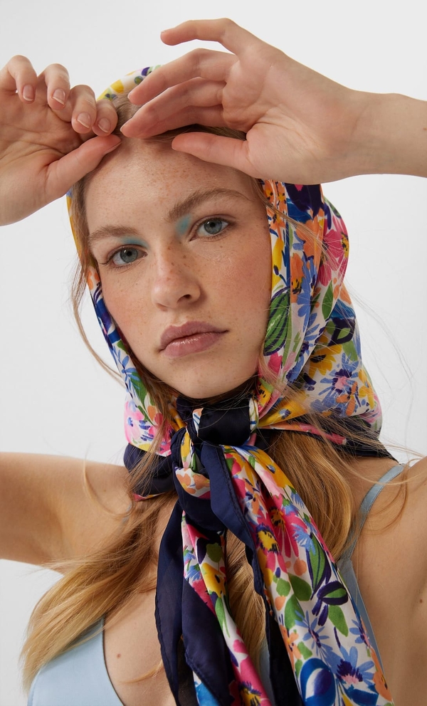 Самый стильный аксессуар весны 2020: какой шелковый платок купить