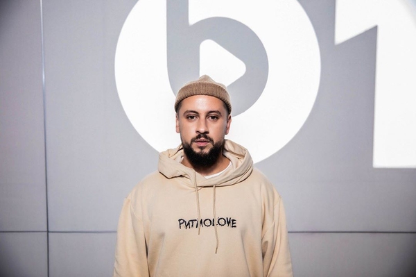 MONATIK показал, какой подарок ему преподнесла жена ко Дню святого Валентина