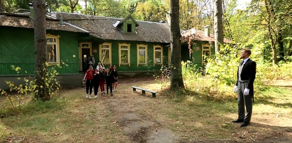 Участниц "Від пацанки до панянки" поселили в сарае