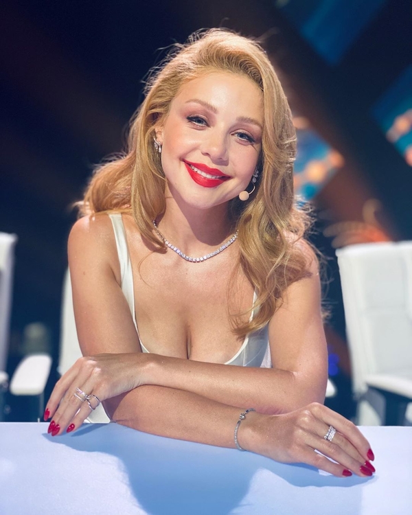 С праздником: Кароль "ослепила" Сеть снимком в белье