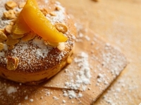 Шарлотка с консервированными персиками: необычный рецепт