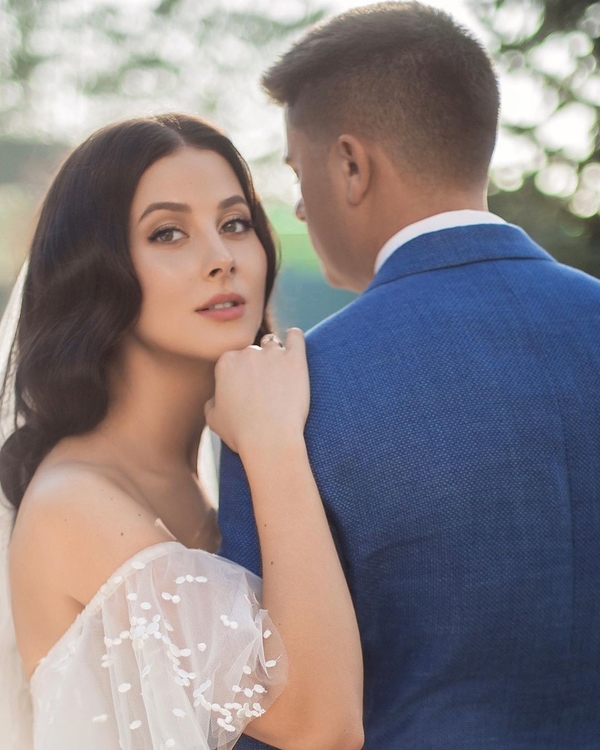 Только цветы: Экс-"ВИА Гра" Кожевникова призналась, почему муж редко делает ей подарки