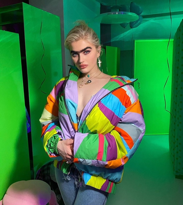 В нежном кружеве: Эпатажная греческая модель украсила обложку глянца