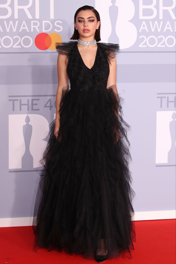BRIT Awards 2020: Лучшие образы красной ковровой дорожки