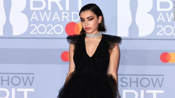 BRIT Awards 2020: Лучшие образы красной ковровой дорожки