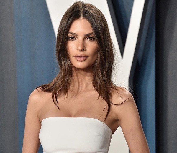 Без белья: Ратаковски блеснула в откровенном платье и очаровала Сеть