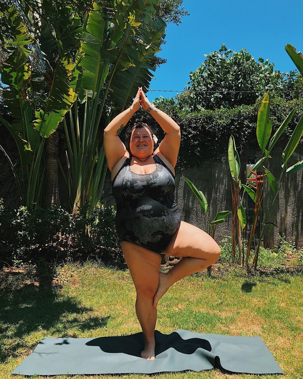 Ожидание и реальность: Alyona Alyona развеселила Сеть фото в бассейне