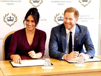 Елизавета II запретила принцу Гарри и Меган Маркл использовать титул герцогов - СМИ