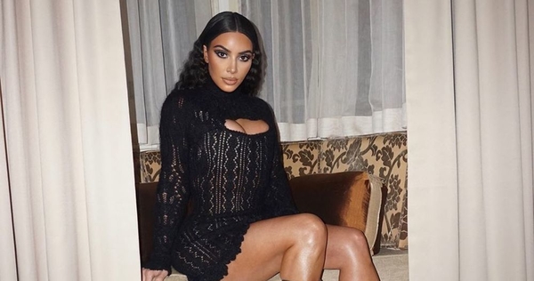 Ким Кардашьян похвасталась роскошной фигурой в бикини