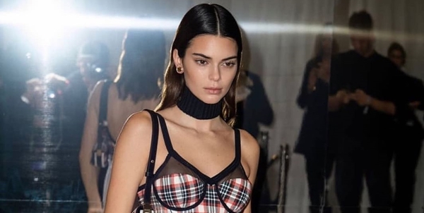 Позировала топлес: Кендалл Дженнер стала арт-объектом в необычной фотосессии