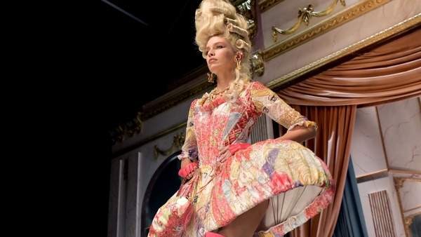 Фэшн-революция: Все тренды осенне-зимней коллекции Moschino 2020/21