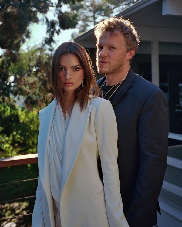 Эмили Ратаковски впервые показала фото с тайной свадьбы