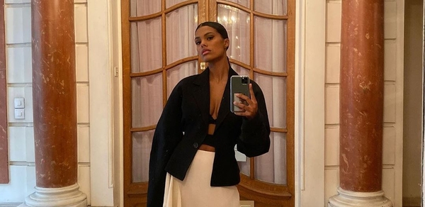 Тина Кунаки показала пляжное фото топлес