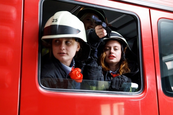 Испытание огнем: "пацанки" потушили пожар в машине