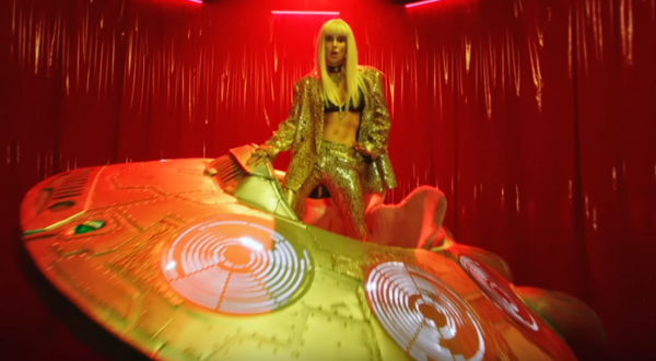 Лобода в образе инопланетянки появилась в клипе "Новый Рим" - видео