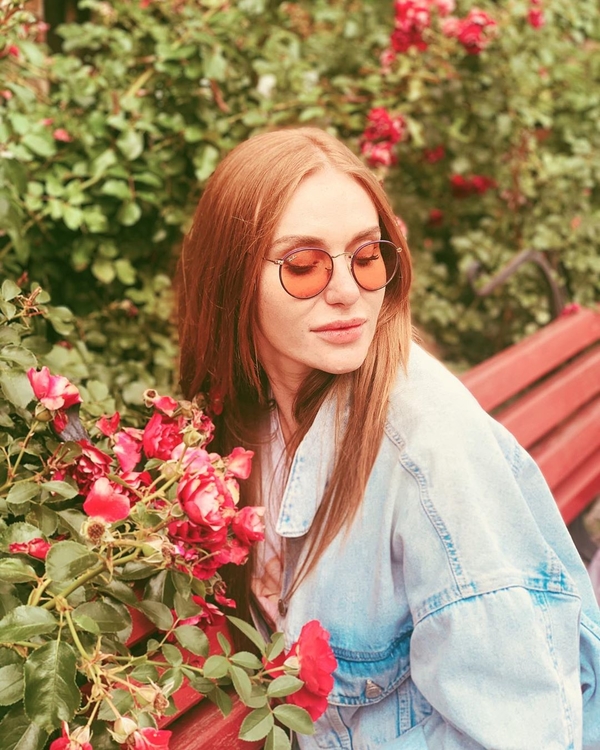 Бабочки в животе: Слава Каминская показала фигуру в эффектном наряде