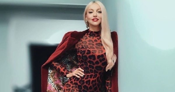 Оля Полякова позировала на фоне Эйфелевой башни