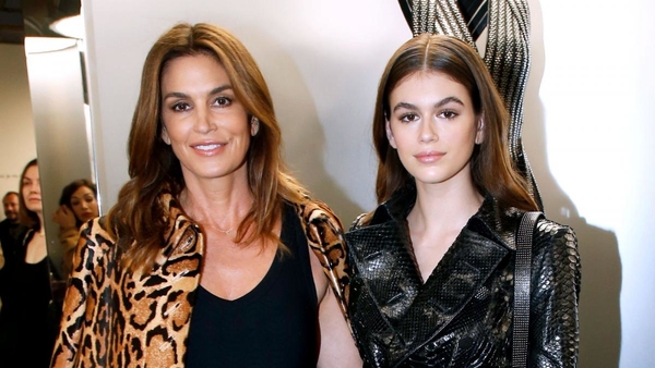 Модные гости на пороге: Лучшие звездные образы Недели моды в Париже