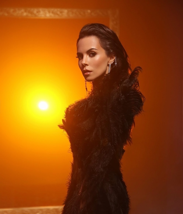 Настя Каменских в образе Черного лебедя позировала для обложки глянца