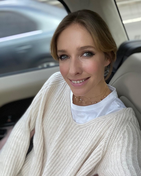 Пустилась в пляс: Осадчая удивила танцами на приусадебном участке