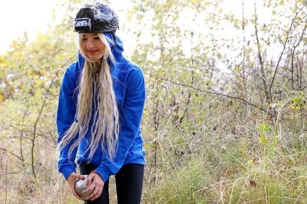 "Пацанки" переправились с гирями на ногах через болото (фото)