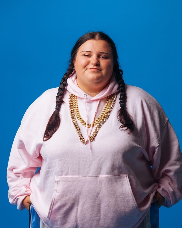 Совсем без комплексов: Alyona Alyona устроила зажигательные танцы в одной футболке