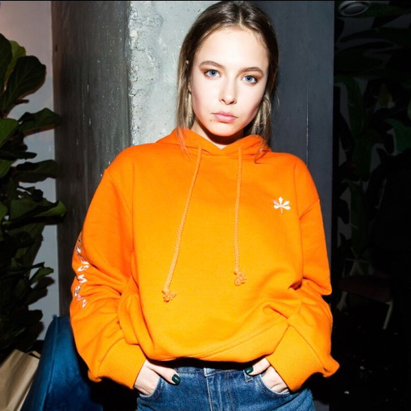 "Копия мамы": Дочь Елены Кравец прогулялась по Лондону в стильном наряде