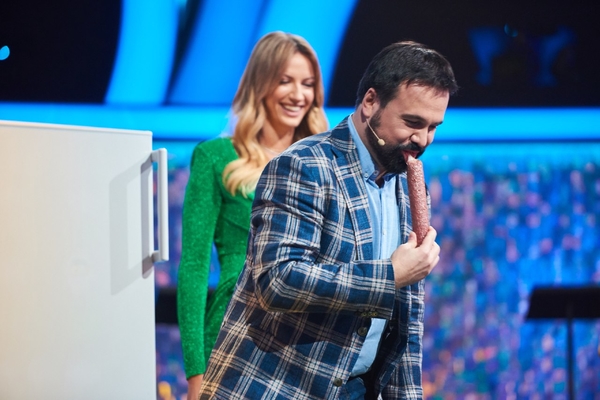 В шоу «Кто против блондинок?» на Новом канале «златовласка» накормила телеведущего