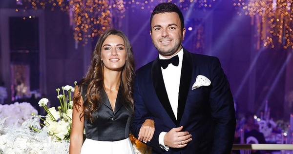 Когда дети спят: ведущий "Холостяка" показал, как развлекается с женой на пляже