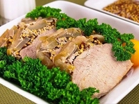 Запеченная свиная грудинка с гарниром из яблок с корицей