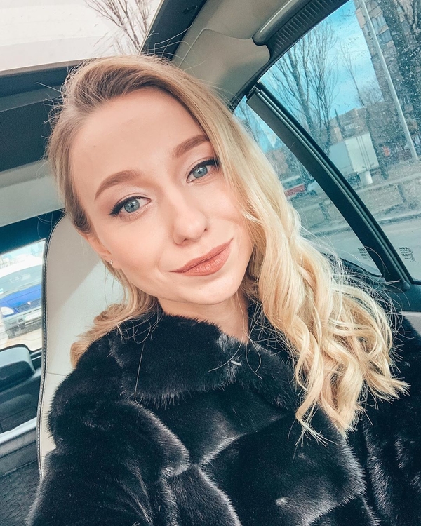 Праздничное настроение: Невеста Виктора Павлика снялась топлес