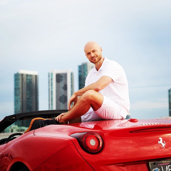 Прикрылся ракушкой: Влад Яма оригинально поздравил женщин