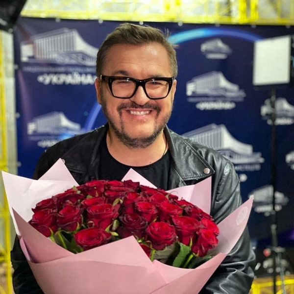 Огонь: Пономарев покорил Сеть фото с двумя эффектными красотками в мини