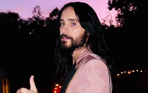 Крутое местечко: Джаред Лето взобрался на киевский мост - видео