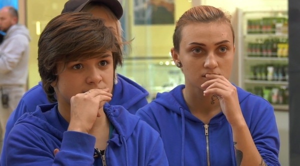 Драки, кровь и разбитые окна: "пацанки" увидели себя со стороны