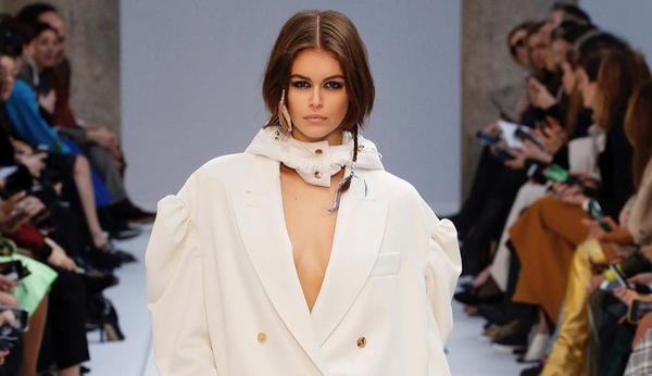 Дерзкая малышка: 18-летняя дочка Синди Кроуфорд выставила откровенное фото