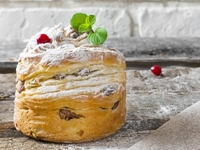 Кружевной пасхальный кулич Краффин с сухофруктами