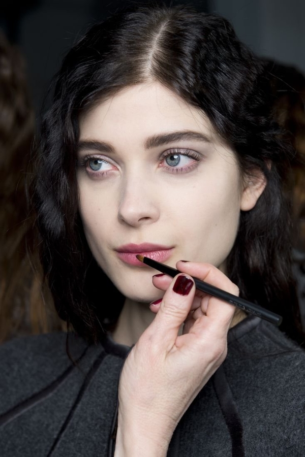 Цвета vs Нюд: Самые модные тренды макияжа весны 2020