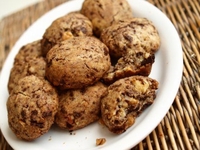 Постное шоколадно-ореховое печенье: видеорецепт